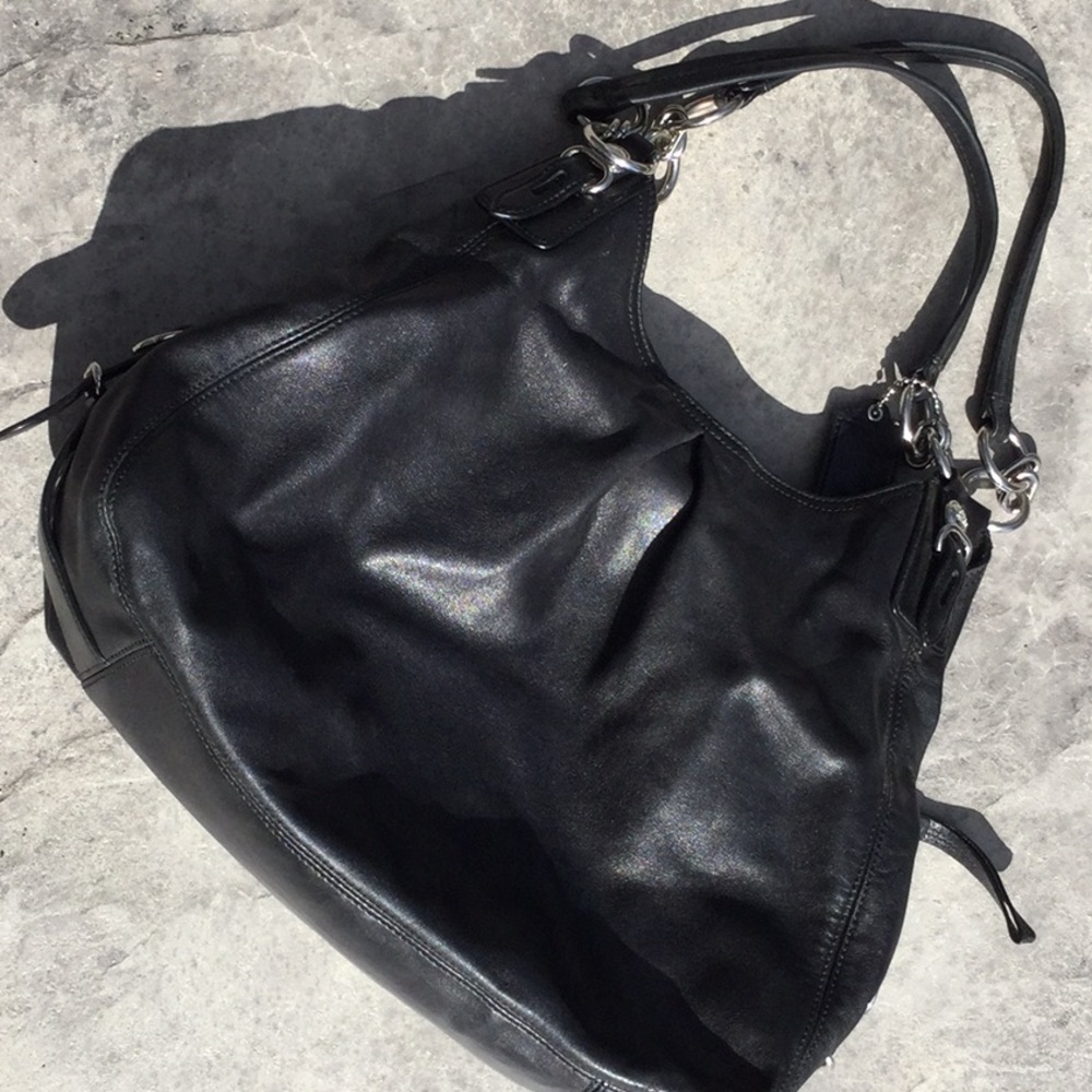 Black Coach Pre-owned leather purse w/purple satin
